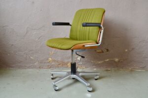 Fauteuil siège de bureau Giroflex de Martin Stoll vert pivotant design