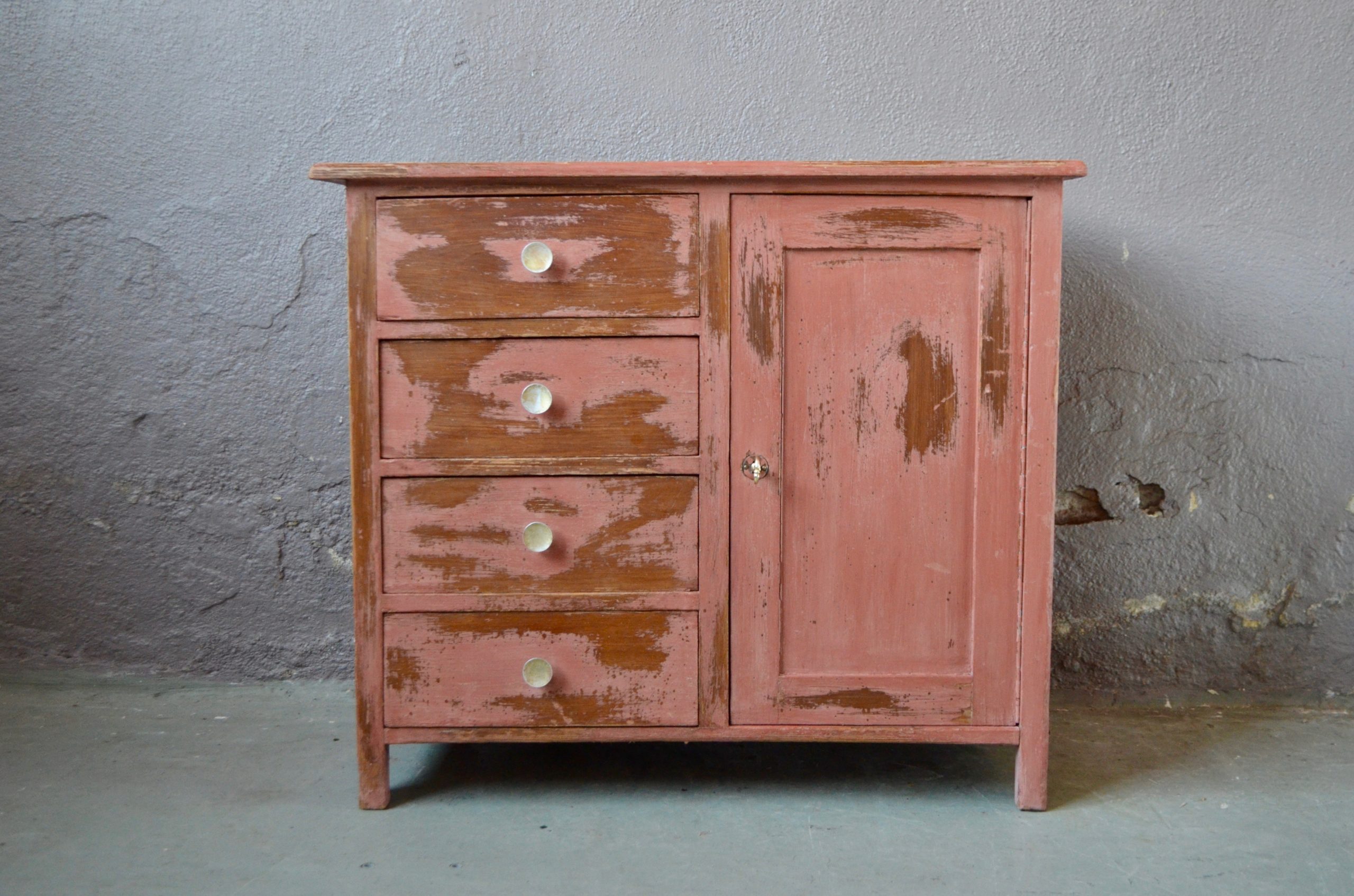 Petit bahut ou commode ancienne des années 20, son charme élégant et rustique à la fois est rehaussé d'une peinture ancienne "vieux rose". On est fan de son vécu unique et des dimensions réduites qui en feront aussi bien une commode pour le tout-petit qu'un meuble d'appoint dans une cuisine ou une salle de bain.