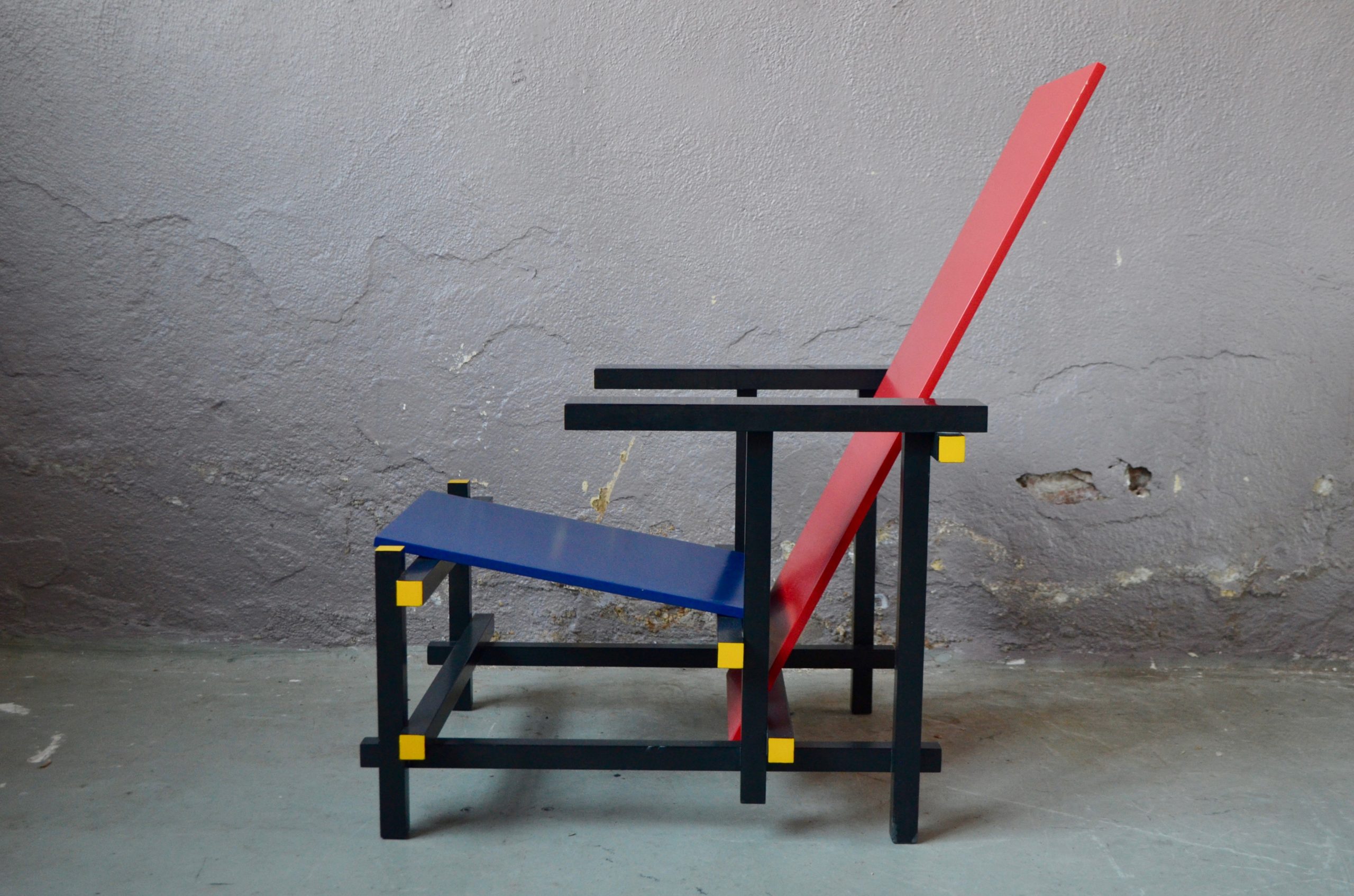 Chaise rouge & bleu de Gerrit Rietveld  L'atelier Belle Lurette