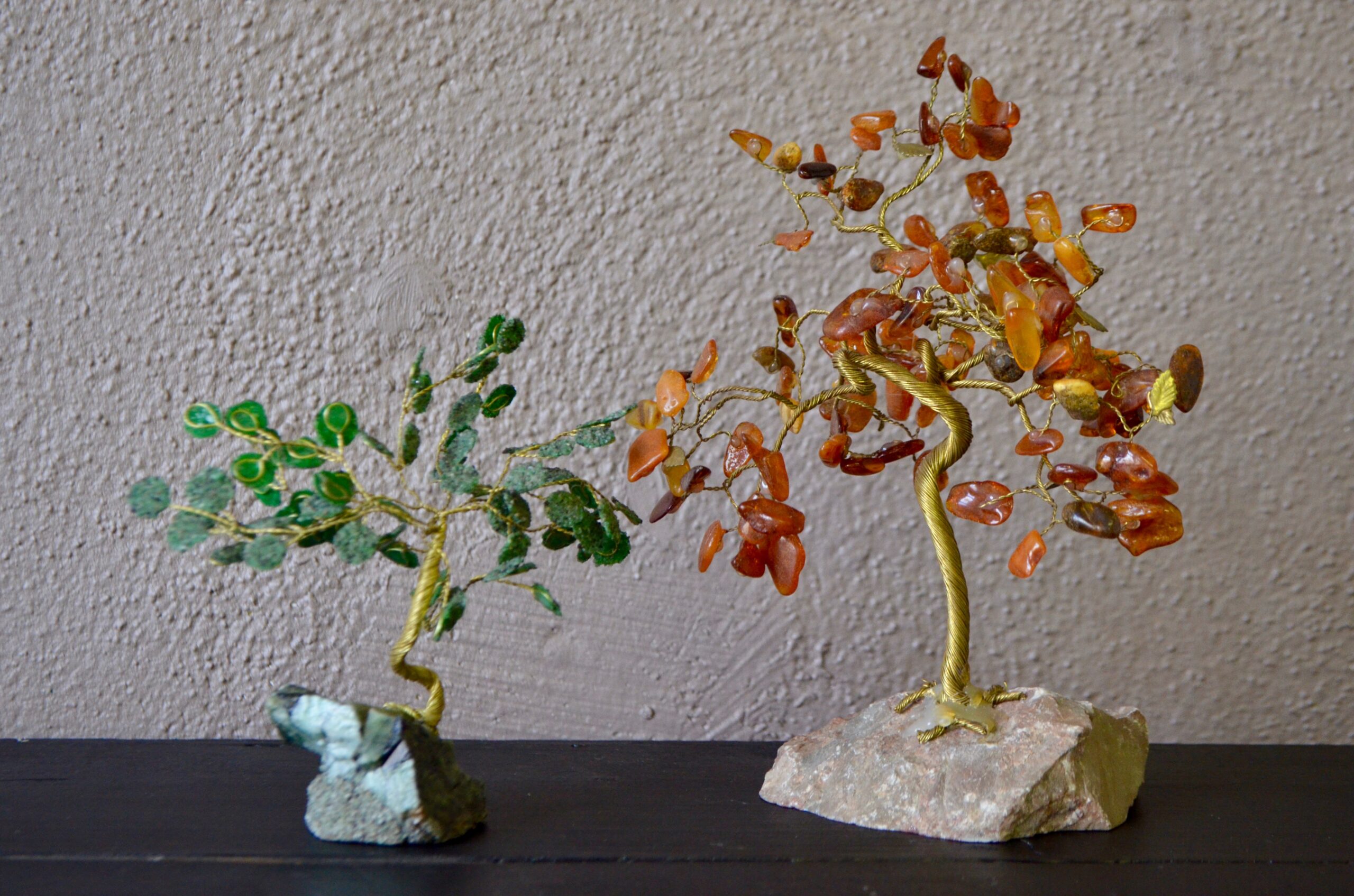 Ce duo de petites arbres sculpture est émouvant. Production artisanale ou domestique, ces délicates pièces décoratives sont réalisées en fil de cuivre et pâte de verre.