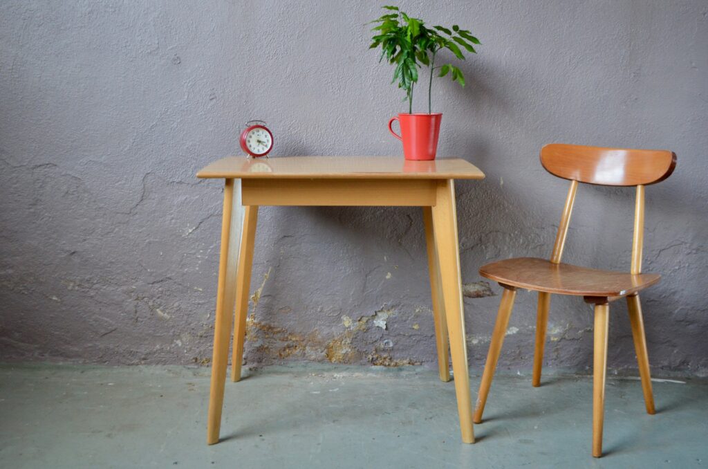 Petite table de cuisine bureau pieds compas scandinave années 60