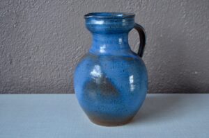 Ce joli pichet vintage est bien plus un objet déco qu'une pièce usuelle. La céramique est joliment travaillée avec un émail bleu nuancé et piqueté.