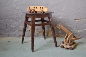 Tabouret d'atelier ancien en bois patiné marron style indus