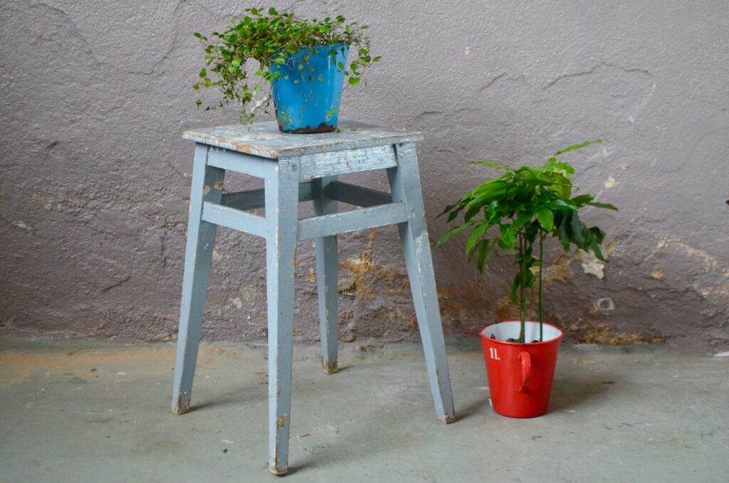 Tabouret d'atelier ancien en bois patiné style rustique bohème