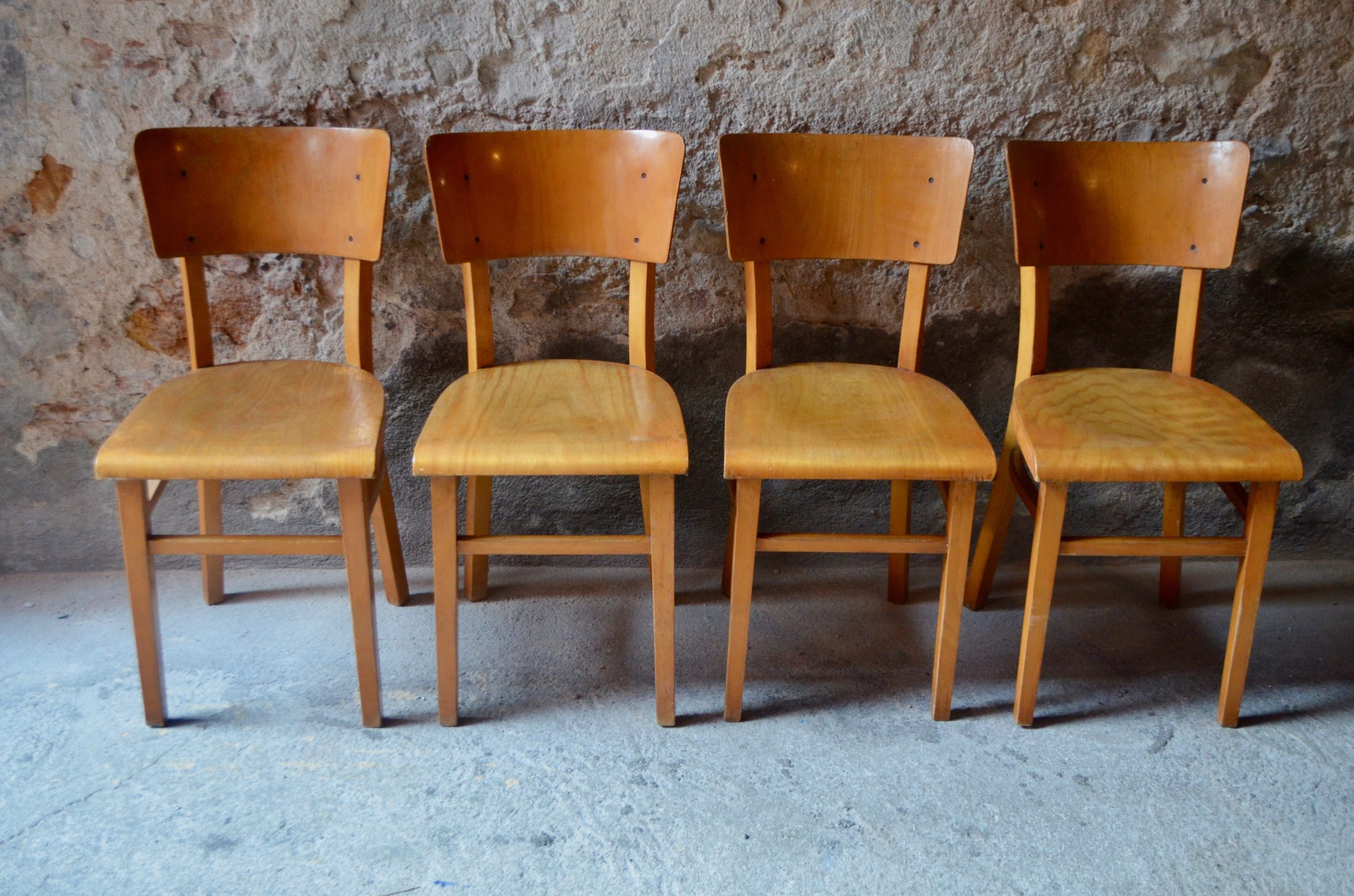 Voici un joli lot de chaises bistrot signées Thonet. Fondée au 19e, la marque autrichienne connaît une renommée internationale grâce à la qualité de ses produits. Des millions de chaises sont sorties de ses ateliers, certains modèles resteront mythiques, d'autres plus classiques peuplent encore aujourd'hui bistrots de campagne et bars de village. Légères, confortables et d'un esthétisme aussi chaleureux qu'épuré, ces chaises seront parfaites pour la cuisine où elles apporteront une note rétro.