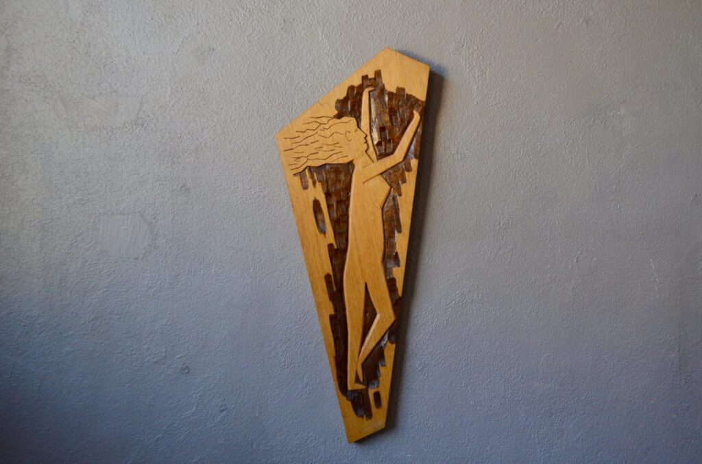 Planche en bois sculpté anthroposophe art brut