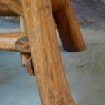 Table en bois primitif design rustique art vernaculaire années 70 bois brut mobilier de jardin