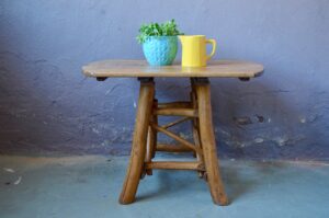 Table en bois primitif design rustique art vernaculaire années 70 bois brut mobilier de jardin