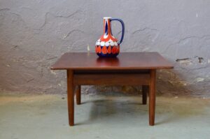 Des lignes épurées, des matières nobles et une finition impeccable, nul doute, nous sommes en présence d'une belle pièce de design scandinave!  Dessinée par Karl Sorlie et éditée par Sorlie & Sonner, cette table basse provient de Norvège et date des années 50… Elle n'a pas pris une ride! Le piétement fuseau en teck est élégant, doux et original, il met en valeur le plateau carré qui semble léviter! Teinte lumineuse, lignes harmonieuses et dimensions faciles, cette table basse rétro est un intemporel de la déco design... A adopter de toute urgence!