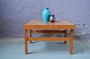 Table basse design scandinave danois Trioh brutaliste carreaux de grès céramique