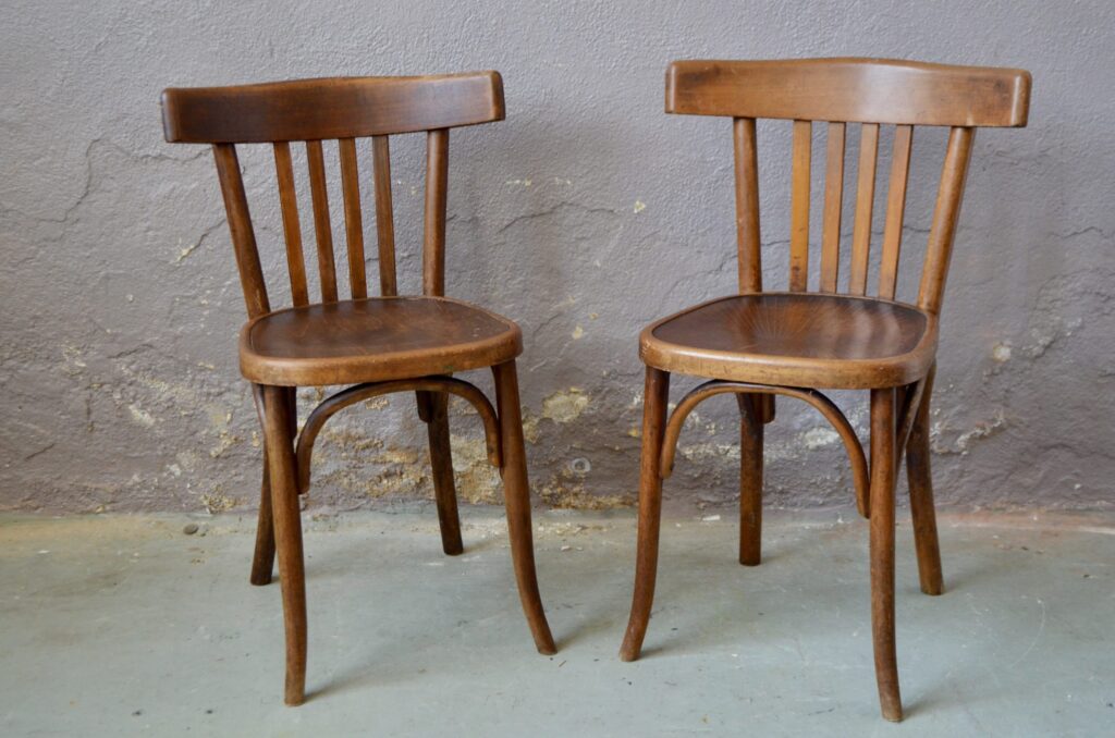 Chaises bistrot vintage rétro bois courbé bois Fischel winstub alsace route du vin paire dépareillée