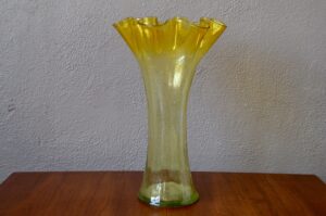 Vase corolle jaune en verre style vintage murano