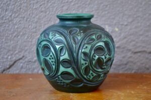 Vase boule style art déco en verre pressé moulé vintage opalescent vert foncé