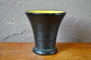 Vase coupe annelé noir et jaune céramique style moderniste art déco