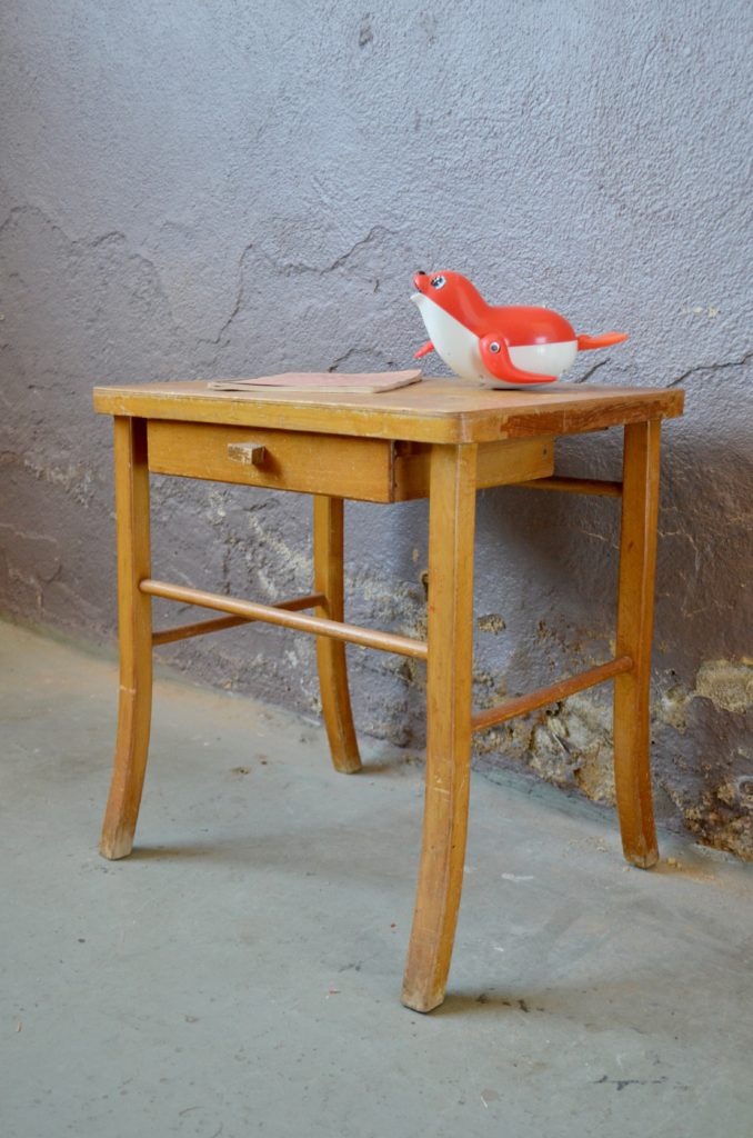 Petit bureau vintage en bois pour enfant et sa chaise Baumann rénovés –  D'Yvette à Simone