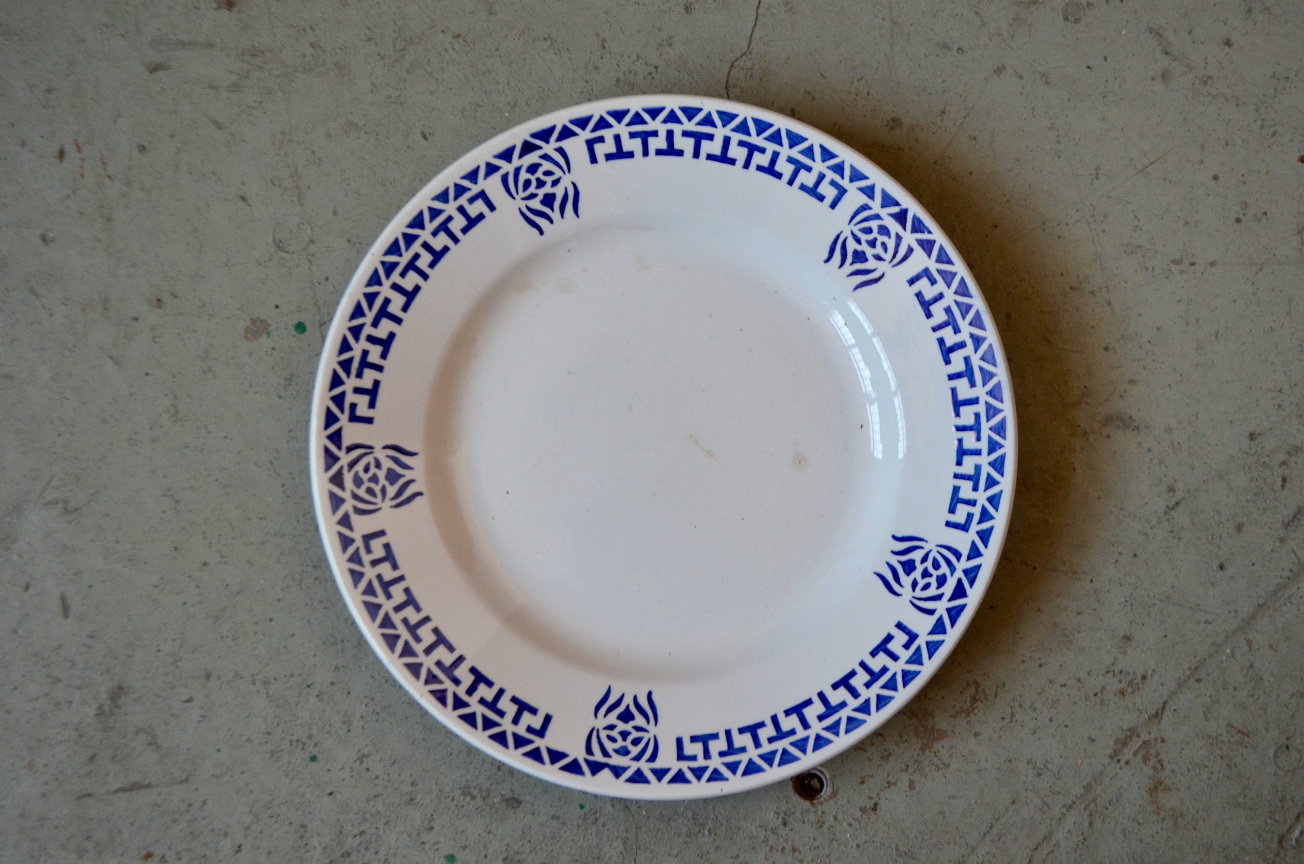 Voici une jolie série d'assiettes du service "Passy"  de la faïencerie de Longwy.  Elles datent de la première moitié du 20ème siècle et sont délicieusement bohèmes. De jolis motifs géométriques bleus roi viennent décorer les assiettes.