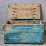 Malle en bois coffre à jouets vintage rétro années 40 publicitaire patiné Lille & Bonnières