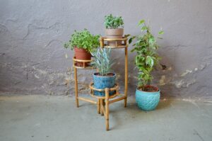Jardinière porte-plantes en rotin années 60 pliant présentoir bohème original