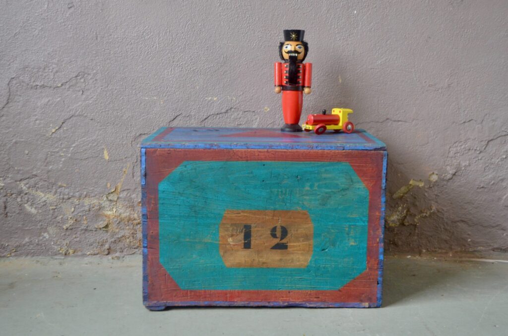 Coffre malle en bois caisse à jouets trésors déguisement enfant vintage rétro bohème patiné