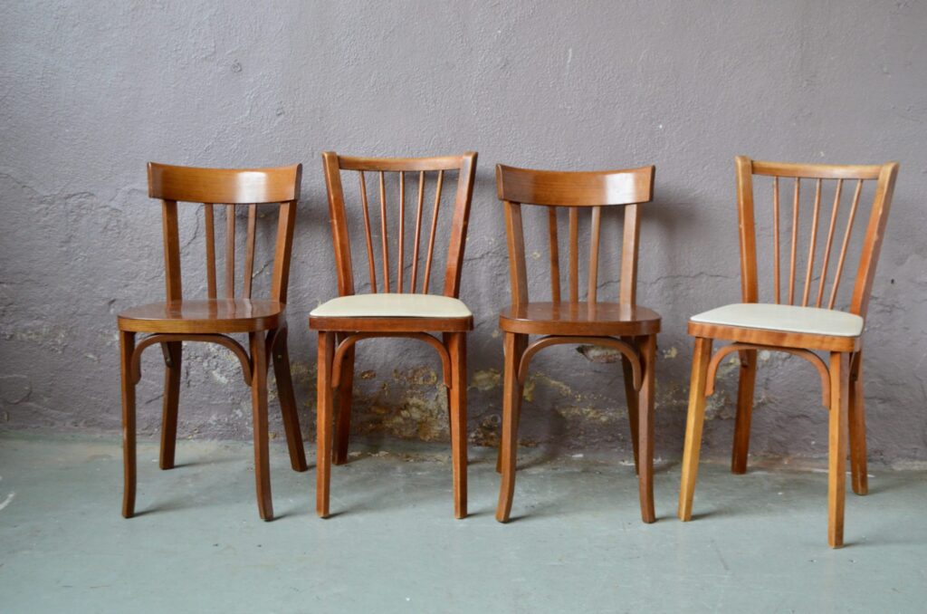 Série de chaises années 60 skaï bistrot Baumann pop mix and match cuisine restaurant années 60 french chairs