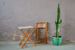 Astucieux et délicieusement vintage, ce charmant duo de tabourets pliants constitue de jolies assises d'appoint. Le piètement en hêtre massif, de teinte clair supporte une jolie toile colorée à bayadère. Glissés dans un placard, ils seront parfait pour compléter une jolie tablée, nous les imaginons également dans une entrée pour aider les enfants au moment de l'enfilage des chaussures.