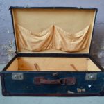 Nul ne sait combien de kilomètres cette valise ancienne a voyagé.. Une chose est certaine elle a traversé l'Atlantique au moins une fois, et c'est en paquebot que nous l'imaginons voyager... Valise haut de gamme et de belle facture, elle nous dévoile sa belle patine liée à son tempérament de voyageuse transatlantique. De grande taille, elle constitue un bel objet déco autant qu'un accessoire de rangement pratique. 