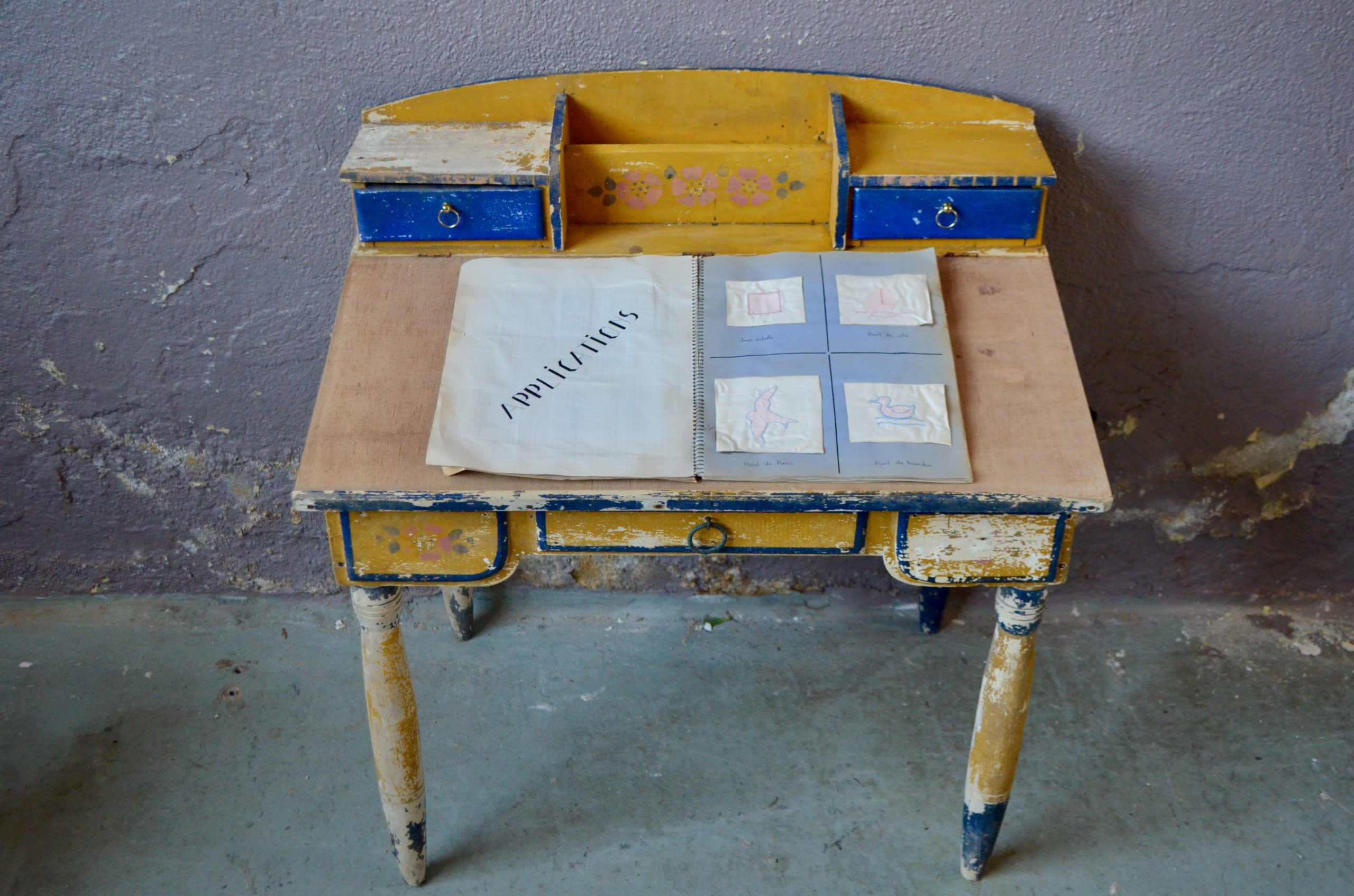 Bureau à gradin enfant ancien polychrome bohème antiquité