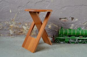 Tabouret design style Roger Tallon Sentou pliant pliable bois travail français minimaliste