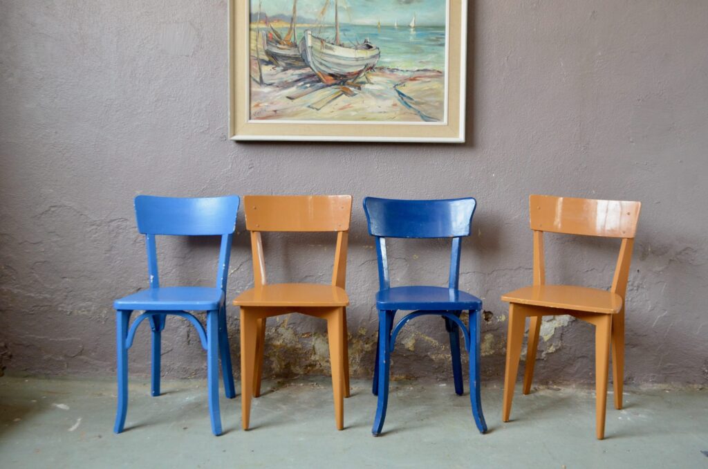 Chaises vintage bistrot dépareillées anciennes en bois lot de 4