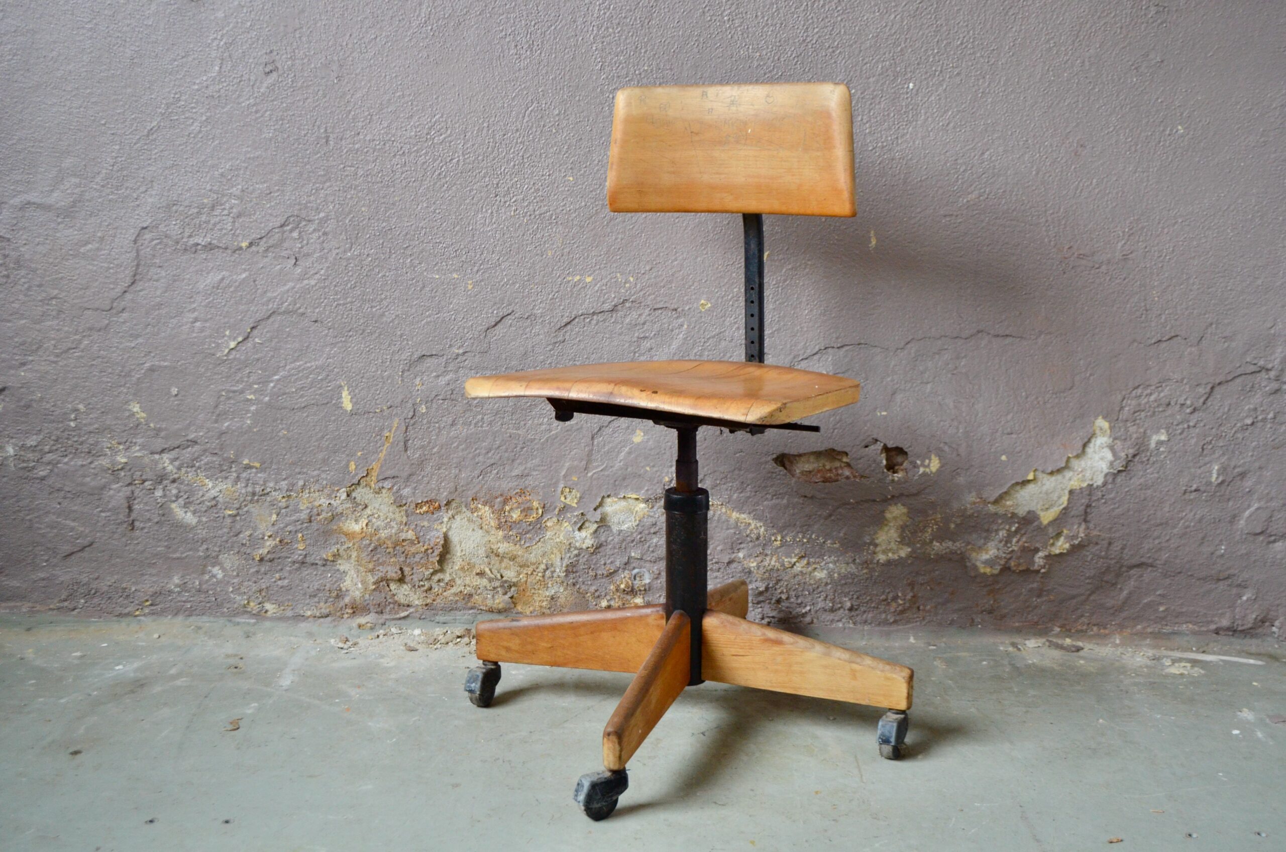 Chaise d'atelier Stoll Giroflex - L'atelier Belle Lurette, Rénovation de  meubles vintage