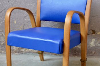 Ce fauteuil réalisé en frêne courbé est un défis esthétique et technique. Son  piétement est travaillé d'une seule pièce, en bois massif cintré et vient former l'accoudoir. Une bague en laiton, unique point d'attache, assemble piétement et dossier, assurant souplesse et grand confort d'assise. A la fois simples et ingénieuses, nous aimons les assises "Bow Wood" éditées par Steiner dans les années 50. Steiner se réapproprie ici les techniques de courbure du bois pour produire des pièces au design audacieux et résolument moderne. Ce mobilier, invention midcentury, répond aux impératifs de production de l'époque qui demande des techniques industrialisables mais humaines. 