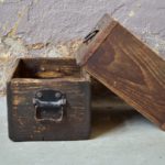 Tout droit sorties de l'atelier d'un grand père bricoleur, ces deux coffres de rangement indus on connue une vie de labeur et aspirent désormais à un peu plus de douceur. Caisse à jouets, panier à bricolages, vide poches ils accepteront tout type de missions. Dimensions réduites, poignées métalliques et patine bohème délicieuse, les voilà parés pour de nouvelles aventures.