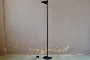 La lampe de sol Aria, imaginée par le duo Mario Barbaglia / Marco Colombo, est un trésor de délicatesse et d'équilibre. Lampadaire à l'allure fine, aérienne et délicate, elle célèbre un trait délicat, sobre et efficace. Le dispositif d'éclairage en verre dépoli est porté haut par une lame de métal. Pépite du design italien des années 80, c'est une pièce rare au design exigeant.