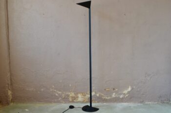 La lampe de sol Aria, imaginée par le duo Mario Barbaglia / Marco Colombo, est un trésor de délicatesse et d'équilibre. Lampadaire à l'allure fine, aérienne et délicate, elle célèbre un trait délicat, sobre et efficace. Le dispositif d'éclairage en verre dépoli est porté haut par une lame de métal. Pépite du design italien des années 80, c'est une pièce rare au design exigeant.