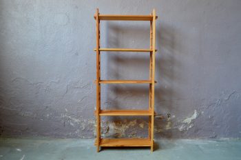 Lignes minimalistes, teinte dorée très chaleureuse, design imple et efficace, voici une chouette étagère vintage tout en pin! Ce meuble rétro des années 70 fera des merveilles dans une chambre d'enfant, dans le salon ou le bureau! Le petit meuble est totalement démontable, les étagères sont fixées aux montants latéraux par de petits coins en pin. Son dessin simple et son astucieuse conception, en font une bibliothèque facile à adopter. Les revues, les premières collections de livres et les classeurs auront une place de choix sur les étagères de ce petit meuble  intemporel.