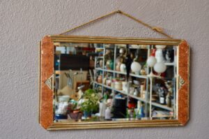 Certains objets expriment finesse et délicatesse avec subtilité. C’est le cas de ce miroir des années 30 dont  le cadre est joliment décoré par de petits motifs sculptés et une peinture façon placage de bois précieux.  La glace biseauté et la patine de la pièce donnent profondeur et lumière à l’ensemble. Ce miroir à la vie bohème sera une pièce déco d'une grande douceur. A l'Atelier, nous sommes fan de ces objets qui parlent si bien d'une époque et nous plongent instantanément dans l'ambiance de ces années-là!