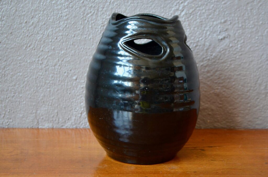 Vase à col ajouré noir Les potiers d'Accolay céramique 50 vintage minimaliste tribal ikebana