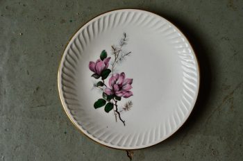 Avec leur beau décor de roses rouges et leur liseré doré, ces assiettes sont une production de la faïencerie de Gien, issues du service "Chenonceaux". Dans un esprit vintage et campagne chic, ces belles assiettes vintage apporteront leur touche bohème sur la table familiale.