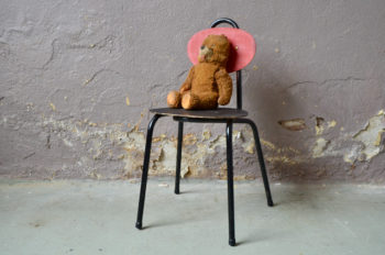 chaise enfant au design moderniste vintage et minimaliste rouge et noir