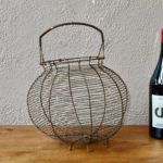 Joli panier à œufs ancien pour la déco de la cuisine. Il pourra rendre de petits services comme porter les œufs, les fruits ou autres ! Ce panier est fabriqué à base de fil de fer. Avec sa forme bien arrondie et sa jolie poignée, le panier est prêt à faire des promenades jusqu'au poulailler !!