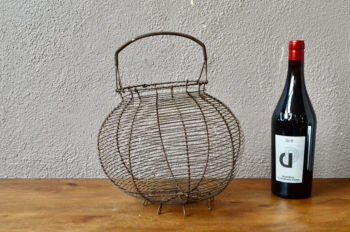 Joli panier à œufs ancien pour la déco de la cuisine. Il pourra rendre de petits services comme porter les œufs, les fruits ou autres ! Ce panier est fabriqué à base de fil de fer. Avec sa forme bien arrondie et sa jolie poignée, le panier est prêt à faire des promenades jusqu'au poulailler !!