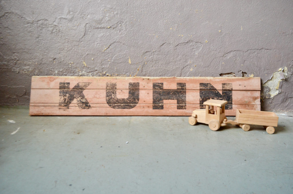 Enseigne ancienne Kuhn Enseigne ancienne Kuhn