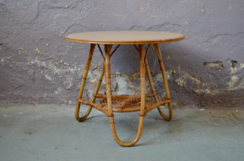 Ce joli guéridon en rotin ou petite table basse se plaira volontiers en bout de canapé ou en guise de chevet. Le dessin du rotin est plein de poésie et apportera chaleur et douceur… Le piètement tripode de la table se développe tout en volute et supporte également un espace porte revues. Un pièce vintage qui se fera remarquer tout en s'intégrant parfaitement à tous les styles d'intérieur.