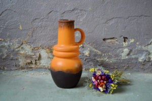 Avec sa forme originale et son émail en dégradé du marron à l'orange incandescent, ce vase Scheurich est une pièce déco marquante et remarquable! De belle taille, nous l'imaginons plutôt sur une grande enfilade mais également comme décoration au sol.