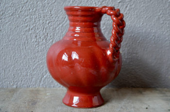 Ce pichet à l'émail rouge sans de boeuf est une jolie pièce de céramique. Son émail est lumineux, à la couleur saisissante et c'est une pièce joliment modelée. De belle facture, il se prêtera à d'harmonieuses compositions déco.