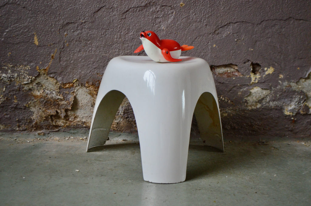 Tabouret blanc « Eléphant » de Sori Yanagi Tabouret blanc « Eléphant » de Sori Yanagi