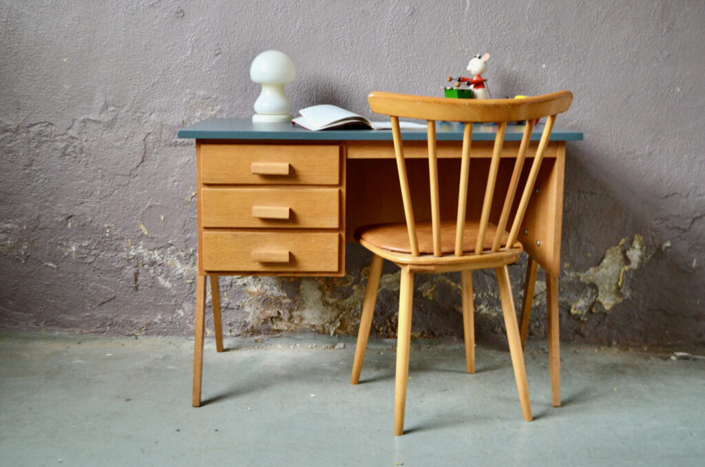 Bureau scandinave années 60 meuble enfant en bois chambre enfant pieds compas design