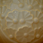 Vase boule  style art déco en verre pressé moulé vintage opalescent motifs floraux vintage