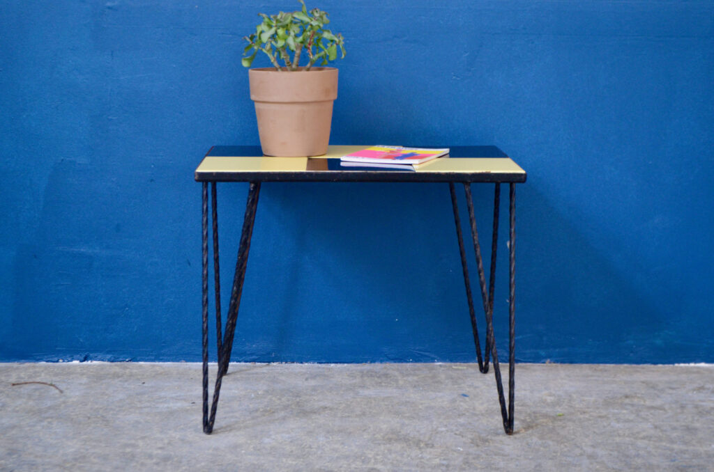 Nous avons aimé le piétement épingle en fer forgé minimaliste, et le contraste des carreaux de faïence... A la fois sobre et très déco, dans un pur esprit vintagae, cette table basse vintage apportera une jolie touche rétro à votre intérieur. Ses dimensions atypiques participent à son charme, et nous permettent de l'imaginer aussi console, table de nuit ou desserte.