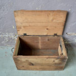 Coffre à jouet rangement caisse en bois vintage rétro bricolage chambre enfant patine années 40 wooden trunk kid deco bohème